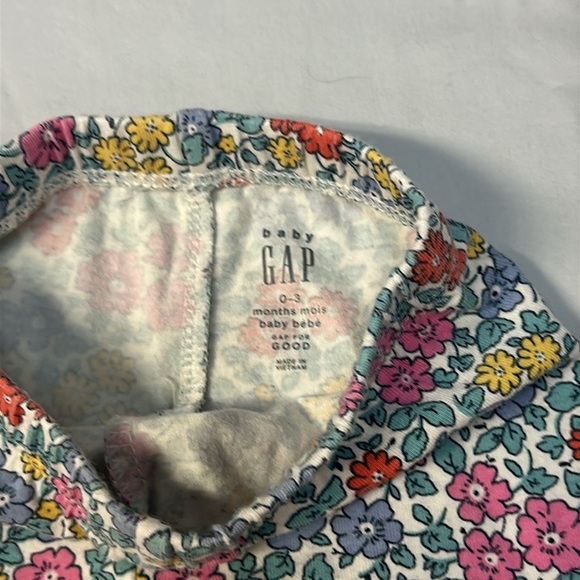 GAP - 2 piece newborn baby outfit/set. Size 0-3 months - Picture 5 of 5